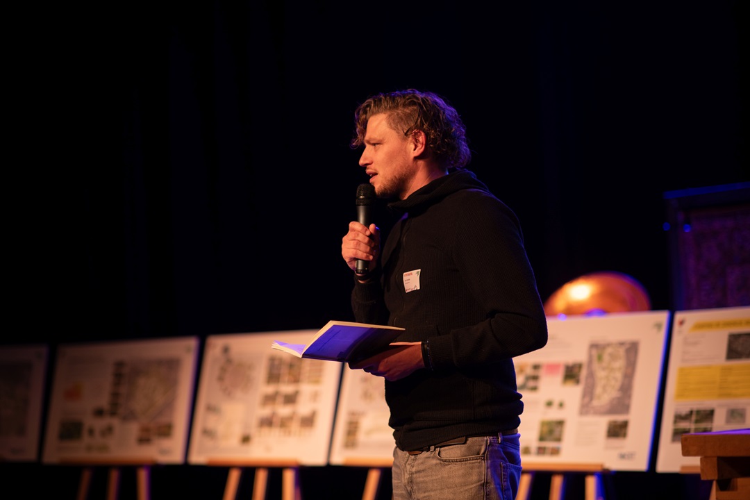 Tim Pardijs leest Groot Zutphens Dictee voor op 21 november